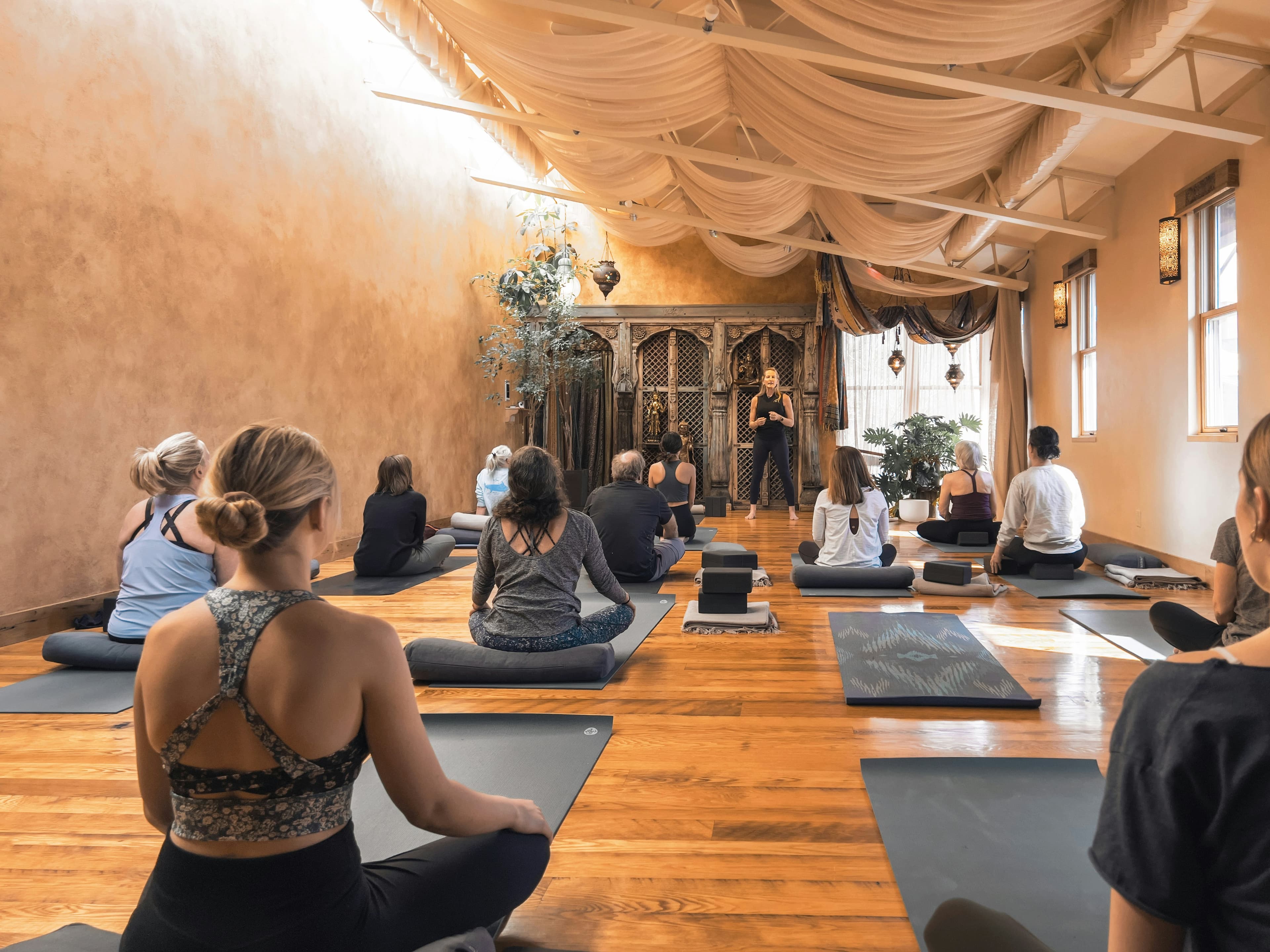 Instagram, bouche-à-oreille ou Google : comment les studios de yoga trouvent vraiment leurs nouveaux élèves